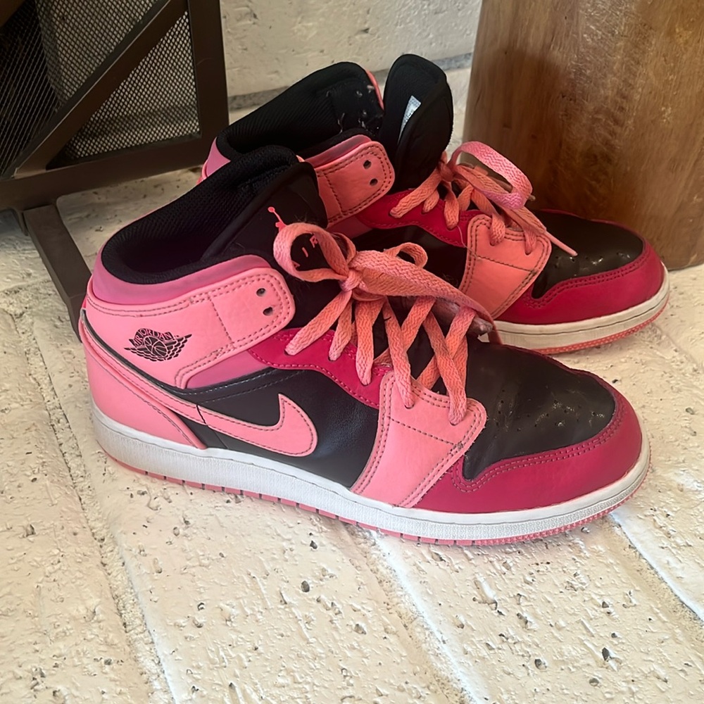 Coral Jordan 1 Mid size 7 youth